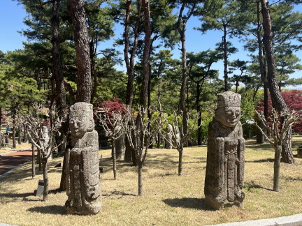 “영혼불멸의 수호를 명命받다”
장군석은 능묘를 수호하기 위한 석인상으로 주로 왕릉이나 사대부 묘에 배치되었다. 중국의 영향을 받아 능묘제도가 정비된 통일신라부터 왕릉에 나타난다. 갑옷을 입고 장군의 상징인 칼을 차거나 쥐고 근엄하고 당당한 모습을 하고 있다. 칼자루와 갑옷의 양어깨에 새겨진 도깨비 형상의 귀면 문양은 악귀를 물리치는 벽사와 전쟁에 나간 장군을 보호해 주는 수호의 의미를 지닌다. 