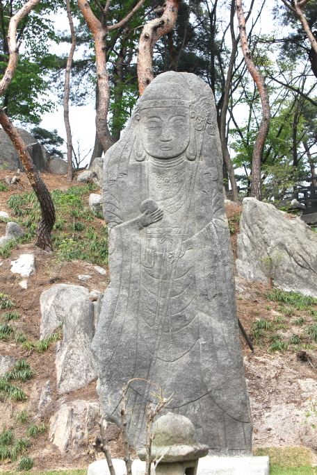 지장보살은 지옥에서 고통 받는 중생들을 구원하는 보살이다. 석가의 위촉을 받아, 그가 죽은 뒤 미래불인 미륵불이 출현하기까지의 무불 시대에 육도의 중생을 교화하고 구제한다는 보살이다. 한국, 중국, 일본에서 관세음보살과 함께 가장 많이 모시는 보살이다. 

지장보살의 형상은 원래는 천관을 쓰고 가사를 입었으며, 왼손에는 연꽃을, 오른손은 시무외인(손을 어깨 높이까지 올리고 다섯 손가락을 세운 채로 손바닥을 밖으로 향하게 한 형태)을 짓고 있는 형상이었다. 또 왼손에 연꽃을 쥐고 오른손에 보주를 든 모습으로 묘사되기도 하였다.

이후 <지장시륜경(地藏十輪經)>의 영향을 받으면서 두건을 쓰고 한손에는 보주, 다른 한손에는 석장을 들고 있는 스님의 모습으로 많이 만들어졌다.  

지장보살은 고통 받는 이들의 요구에 따라 자신의 모습을 바꾸어 나타날 수 있기 때문에 윤회의 여섯 세계, 즉 지옥/아귀/축생/아수라/인간/천상에 상응하는 6가지 모습으로 묘사되기도 한다.
